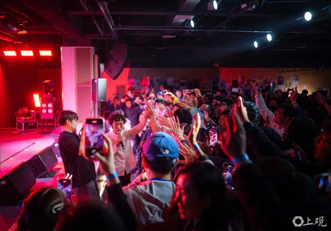 出演出邀约已排到9月打算今年结婚冰球突破游戏网站41岁男歌手复(图2)